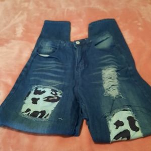 Nwot cheetah distressed jeans size Medium